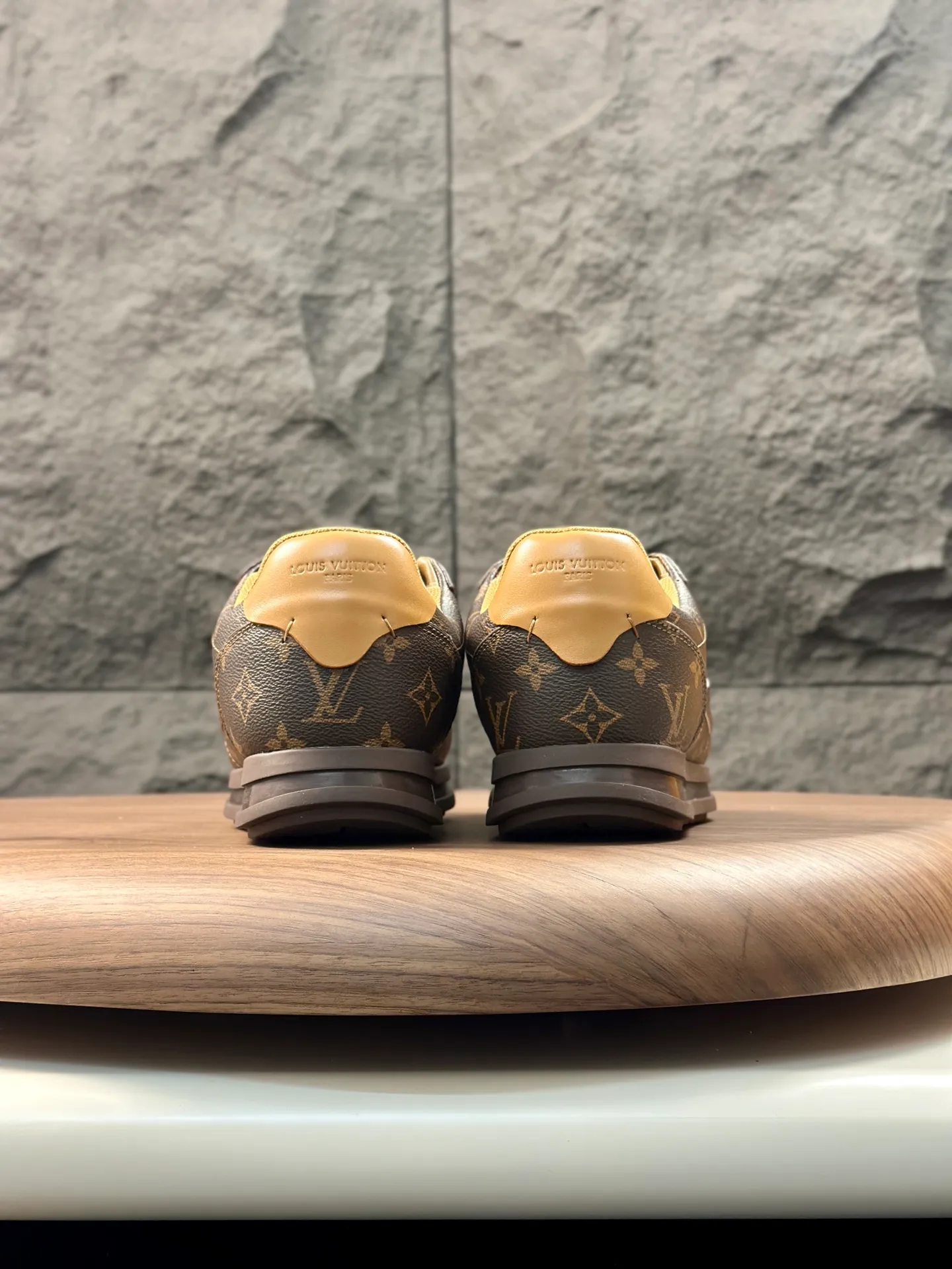 Factory direct sale ¥700💰Full set of packaging💰Top version LV-Louis Vuitton-Classic catwalk new style 1:1 developed replica of the original version! ! The upper foot is very comfortable. It is made of luxurious materials and fine workmanship. The midsole is printed with English letters "Made in Europe". The upper is made of calfskin imported from Italy. The side is decorated with the brand's LOGO and signature. The latest latex foot pads and mesh lining make the foot feel super comfortable. The original two-color TPU combination outsole is specially provided by the original factory. Bag technology Goodyear stitched edges Fabric: Exclusive custom first-layer cowhide Accessories: Exclusive private model Vuitton logo, lining: Customized silk mesh lining - first-layer silk cowhide lining Outsole: TPU combination outsole wear-resistant, non-slip and anti-yellowing Foot pads: new latex pads-mesh sweat-absorbent Counter technology: fully computerized sewing machine wire drawing Toe box back cover Hot and cold shaping Full set of pull-top last with medium and low logo pattern Counter packaging - Shoelaces, certificates, cards, instructions, certificates of quality, dust bags, the most comprehensive packaging on the Internet, men's size 339-44 (38/45 custom-made, non-refundable!